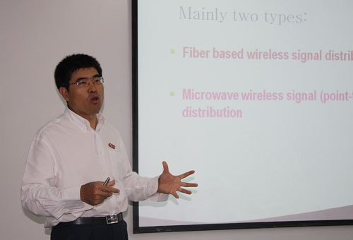 张秀普教授在给太阳城娱乐
师生作报告.jpg