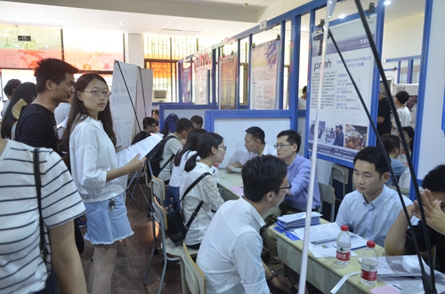 3招聘会现场_副本.jpg